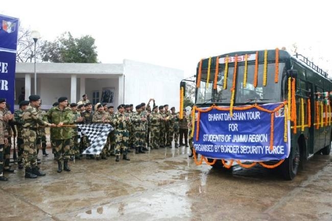 बीएसएफ ने सरहद के 40 स्कूली बच्चों को भारत दर्शन पर भेजा