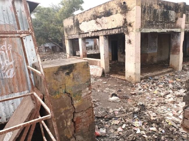 डलावघर नहीं, अफसरों की मनमानी का शिकार जगनेर का बस स्टैंड है ये
