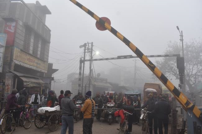 लोडर की टक्कर से रेलवे क्रासिग का गेट क्षतिग्रस्त, ट्रेन हादसा टला