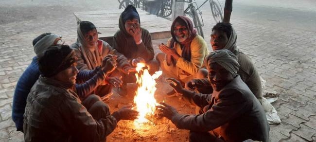 कोहरे से घिरी धरती, ठिठुरा आसमान, सूरज हैरान