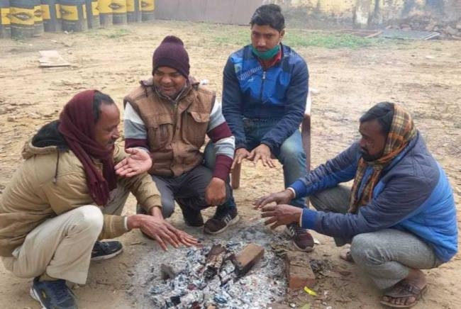अलाव को मार जाती ठंड, बसेरों को जगह बहुत कम