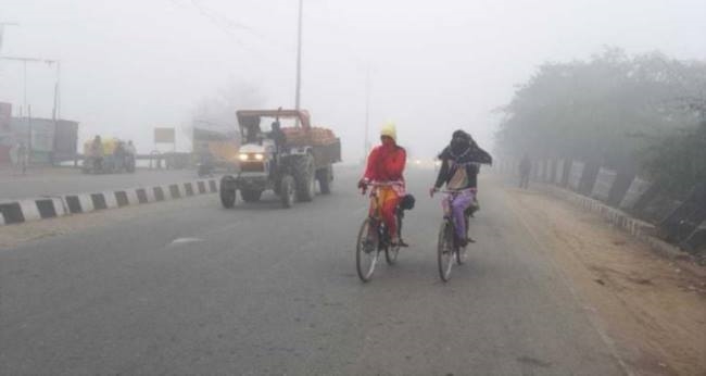 रात्रि में बूंदाबांदी, सुबह छाया रहा घना कोहरा