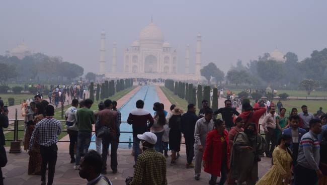 ताजमहल पर रह गए 20 फीसद पर्यटक