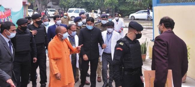 अलीगढ़ में मुख्यमंत्री योगी की प्रेस कान्फ्रेंस में विघ्न, महिलाओं ने किया हंगामा