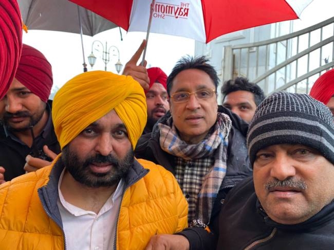 अध्यापकों ने भगवंत मान से मिलकर सौंपा ज्ञापन