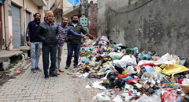 मजीठा के बाजारों और मोहल्लों में लगे कूड़े ढेर, लोग बोले- प्रशासन सफाई करवाए