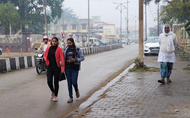 बूंदाबादी ने बढ़ाई ठिठुरन, शीत लहर से कांपते रहे लोग