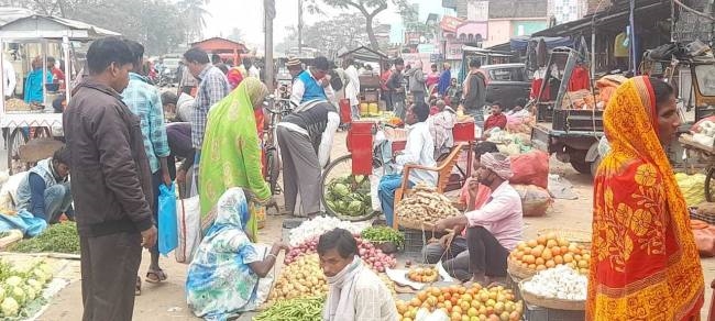 अतिक्रमण की जद में बाराहाट बाजार