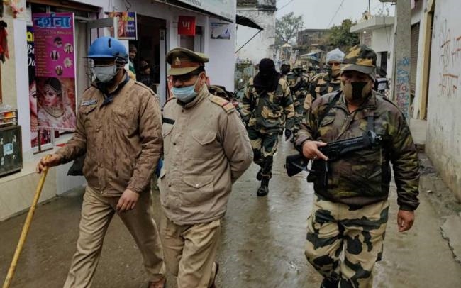 पुलिस और बीएसएफ ने किया पैदल मार्च