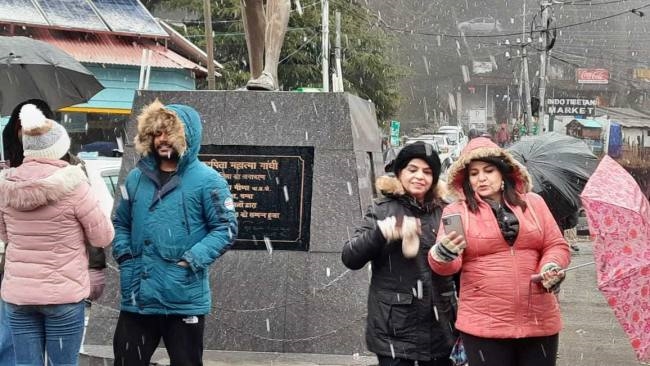 डलहौजी में गिरे बर्फ के फाहे, पर्यटक झूमे