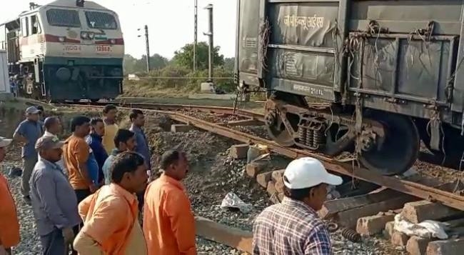 रेलकर्मियों ने बेपटरी हुई मालगाड़ी के डिब्बे को 40 घंटे के बाद रेल लाइन पर खड़ा किया