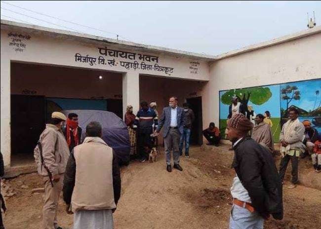 मिर्जापुर ग्राम पंचायत भवन में अवैध कब्जा देख डीएम नाराज
