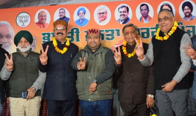 भाजपा आफिस पार्टी उम्मीदवारों का सम्मान