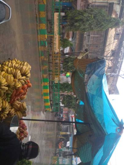 बारिश से बढ़ी ठिठुरन, बाजारों में रौनक पड़ी फीकी