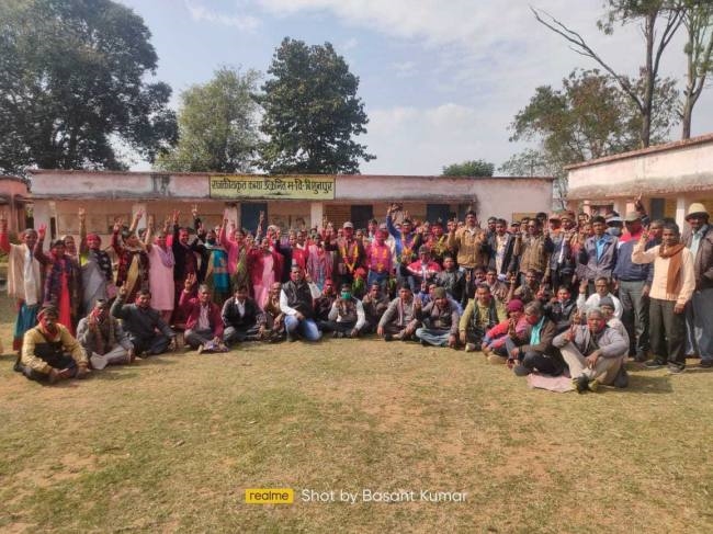 सहायक अध्यापक बनने पर खेली होली, बांटी मिठाई