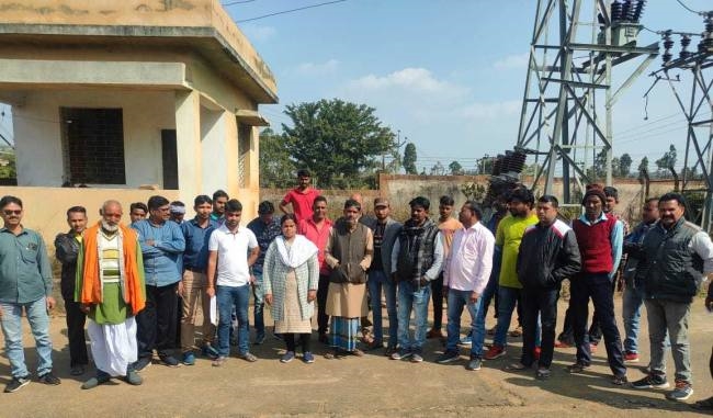 सबस्टेशन में जड़ा ताला, कर्मियों को बनाया बंधक