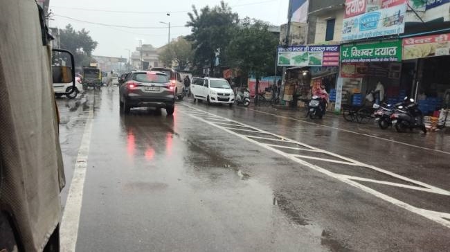 दिनभर जारी रहे बूंदाबांदी ने मौसम में घोली ठंड, तापमान भी गिरा