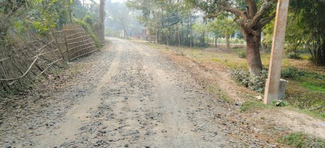 संवेदक की लापरवाही से दो वर्षों से अधर में लटकी सड़क