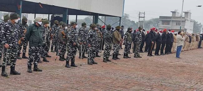 पुलिस कर्मियों ने निकाला फ्लैग मार्च