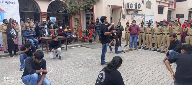 नुक्कड़-नाटक के जरिये मतदान के प्रति किया जागरूक