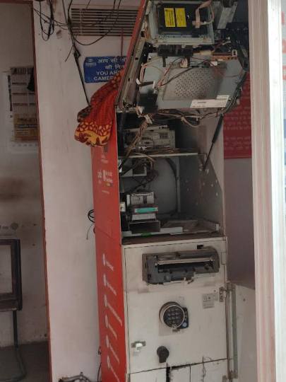 चोरों ने एटीएम काटा पर दस लाख रुपये नहीं ले जा पाए