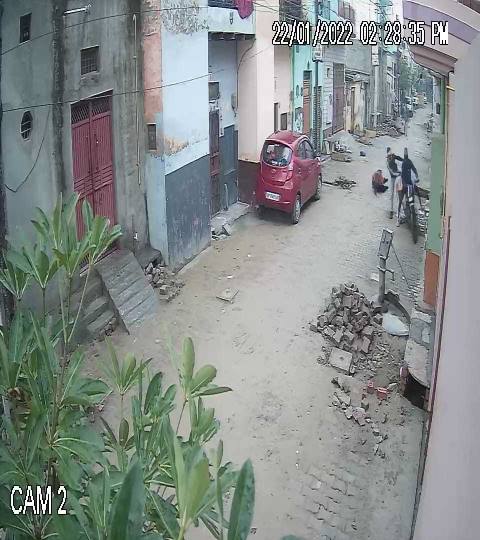 बेखौफ बदमाशों ने की दिनदहाड़े महिला से लूट