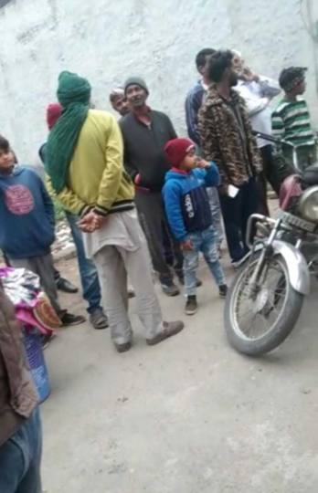 हथियारों के बल पर मंदिर में कब्जे की कोशिश, डेढ़ घंटे तक लोग पुलिस को करते रहे फोन