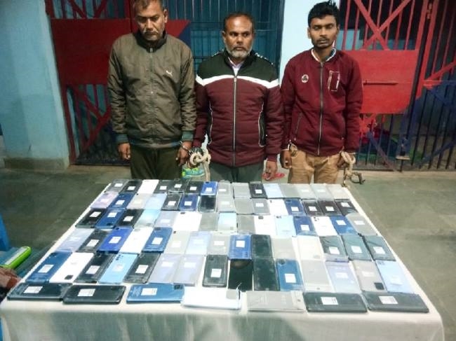 ओडिशा से चोरी गए 114 सेलफोन बरामद, तीन शटरकटवा गिरफ्तार
