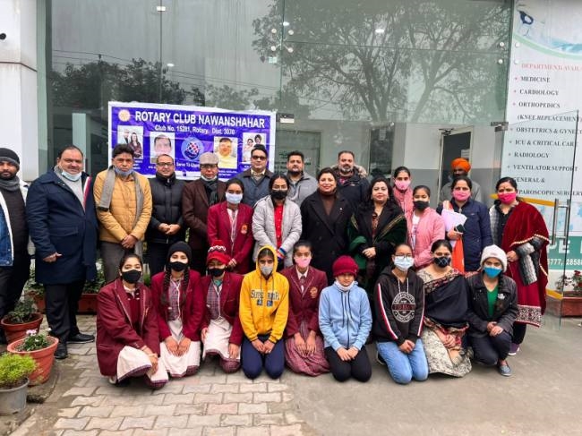 डीएवी स्कूल की छात्राओं को लगवाई वैक्सीन की डोज