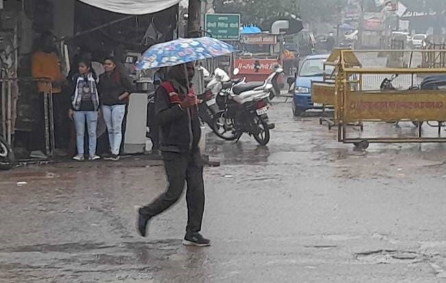 रिमझिम बारिश के साथ चली सर्द हवा से बढ़ी गलन