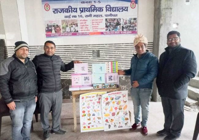 समाज सेवी ने स्कूल में भेंट की पाठ्य सामग्री