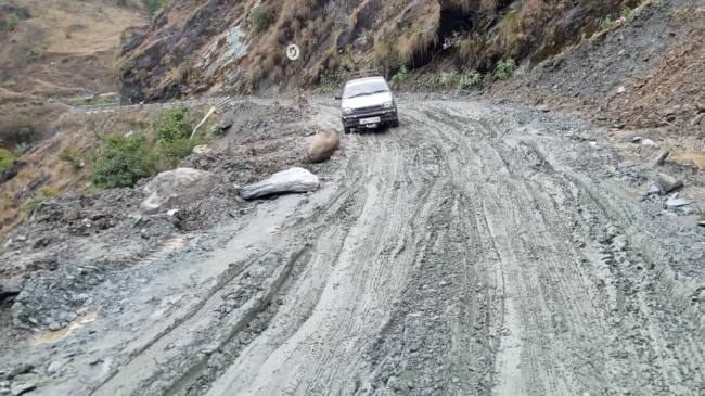 लिंक रोड बनाने के लिए बिगाड़ दी मुख्य सड़क की हालत