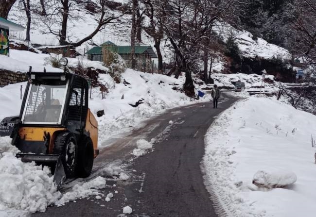 मुनस्यारी में हिमपात, थल-मुनस्यारी मार्ग बंद