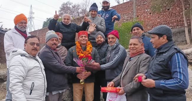 निर्माण संस्था के सदस्यों ने किया श्रमदान