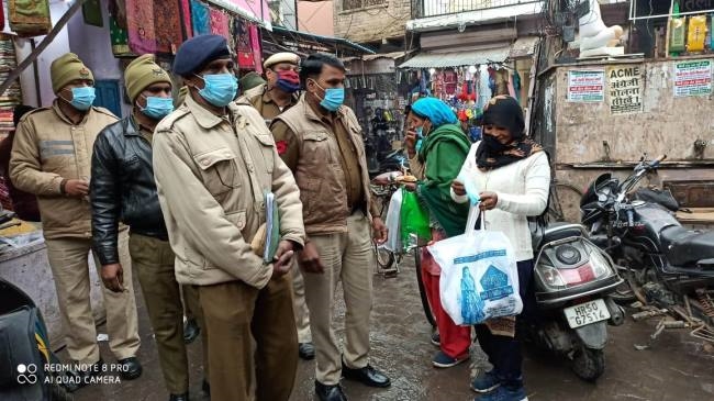 पुलिस ने बाजार में किया मास्क वितरित