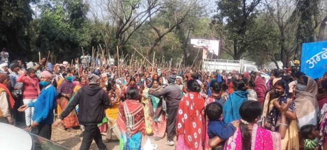 वैष्णवी गुट के महिलाओं ने किया प्रदर्शन