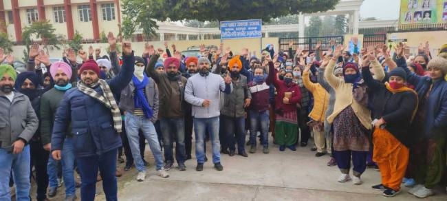 फीस वृद्धि पर होली फैमिली कान्वेंट की मैनेजमेंट व अभिभावक आमने-सामने, स्कूल का घेराव, नारेाबजी