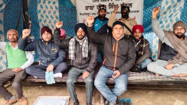 तनख्वाह जारी करवाने के लिए कालेज स्टाफ का प्रदर्शन जारी
