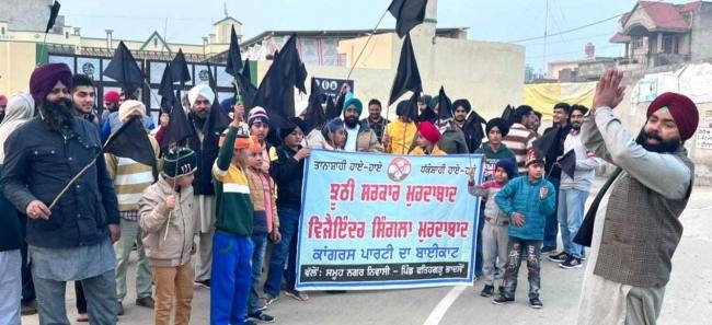 काली झंडियां लेकर कैबिनेट मंत्री विजयइंद्र सिंगला का किया विरोध