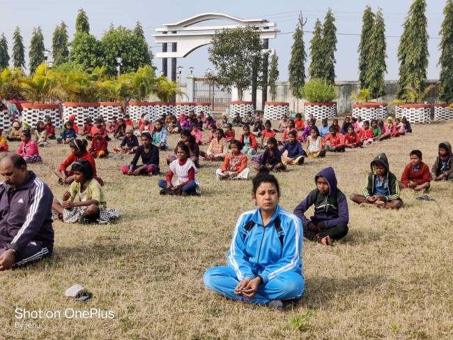 भोगनाडीह में एक साथ सैकड़ों लोगों ने किया योग