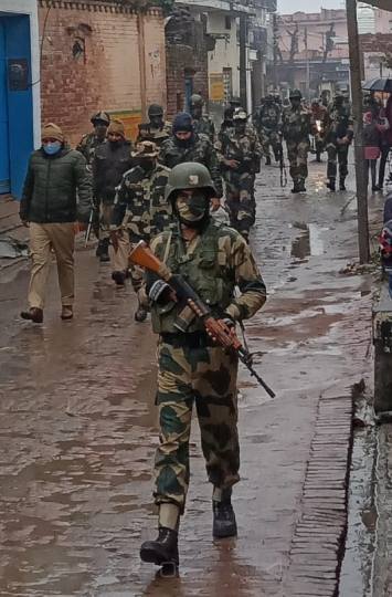 बीएसएफ के जवानों ने निकाला पैदल मार्च