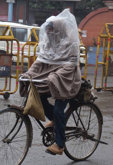 बारिश के साथ ठंड ने बढ़ाई परेशानी