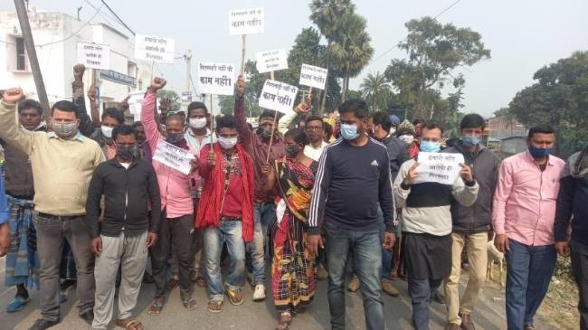 नपकर्मियों ने मारपीट के विरोध में निकाला मार्च