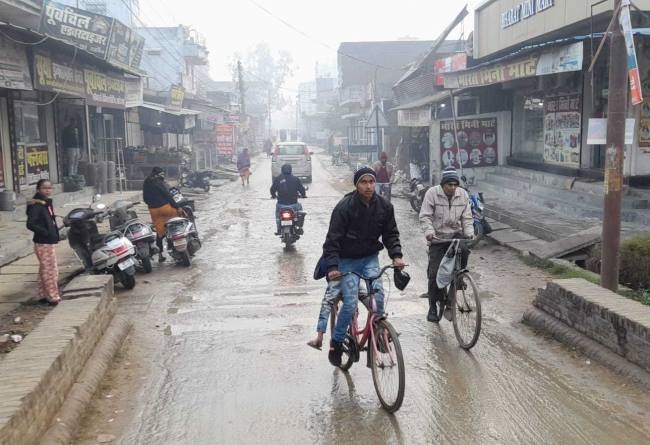 बूंदाबांदी से लुढ़का तापमान,जनजीवन अस्त-व्यस्त