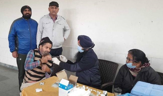 श्री अमरनाथ बर्फानी सेवा दल ने टीकाकरण शिविर लगाया