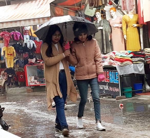 बूंदाबांदी से सड़कों पर फैला कीचड़, सर्दी से ठिठुरे लोग