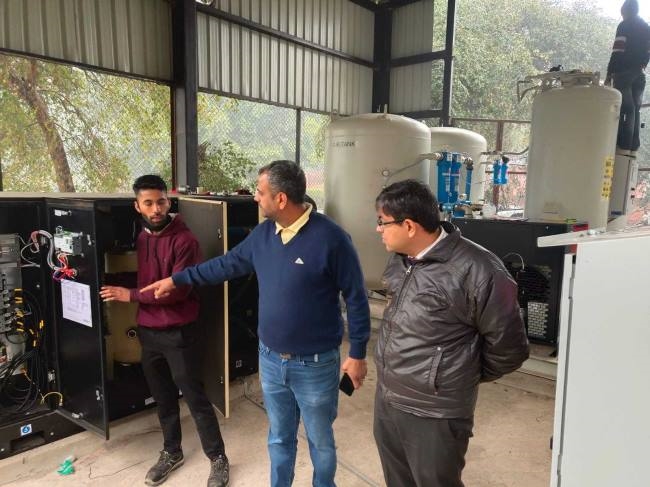 नागरिक अस्पताल में नए आक्सीजन प्लांट का लिया ट्रायल