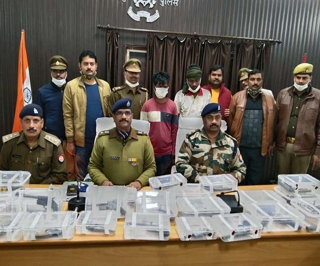 फतेहपुर में पुलिस ने असलहा फैक्ट्री का किया भंडाफोड़, 30 तमंचे व उपकरण बरामद, चुनाव में खपाने की थी तैयारी