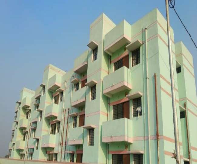 चार साल में ही बदहाल हो गए 10 करोड़ की लागत से आसरा योजना में बने आवास
