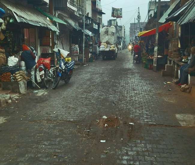 हाथरस में सुबह दो घंटे हुई झमाझम बारिश से बढ़ी गलन, फसलों को नुकसान की आशंका